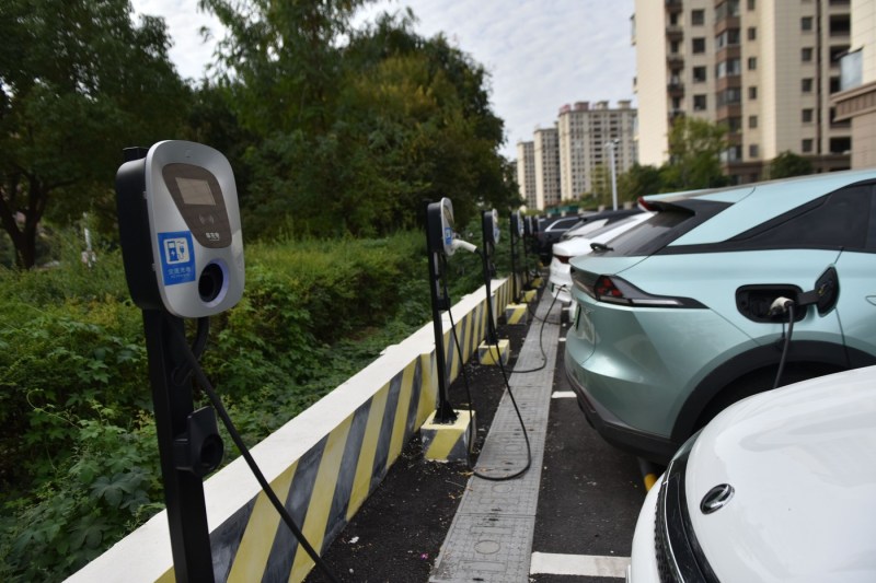 Noile tarife impuse UE mașinilor electrice din China intră în vigoare de joi. Taxe diferențiate în funcție de producător