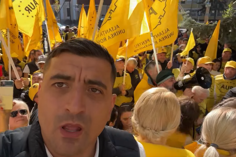 Protest AUR la Bistrița, în frunte cu George Simion, după ce BEJ a respins lista candidaților pentru parlamentare: „Nu o să ne îngenunchiați, nu o să cedăm”