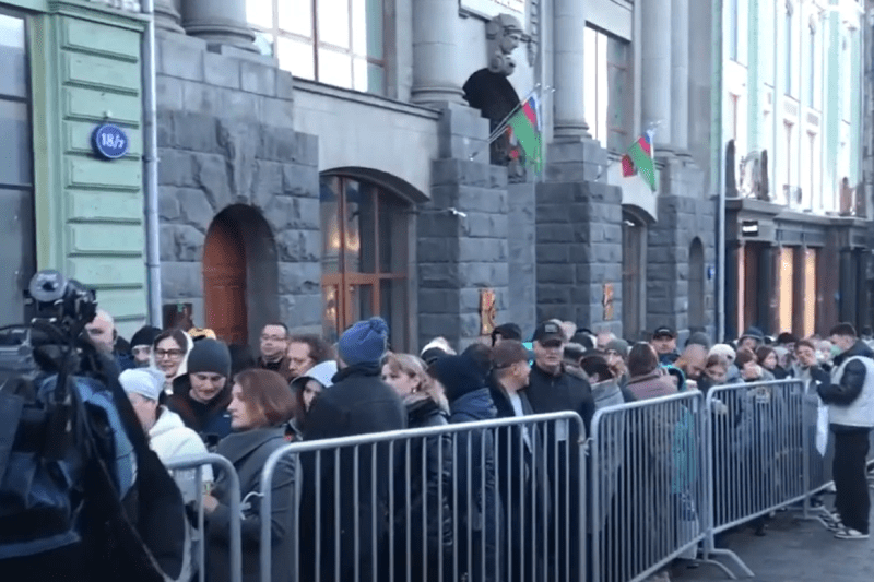 VIDEO Cozi mari la secțiile de votare din Moscova, pentru alegerile din Republica Moldova. Alegătorii, întâmpinați cu muzică populară