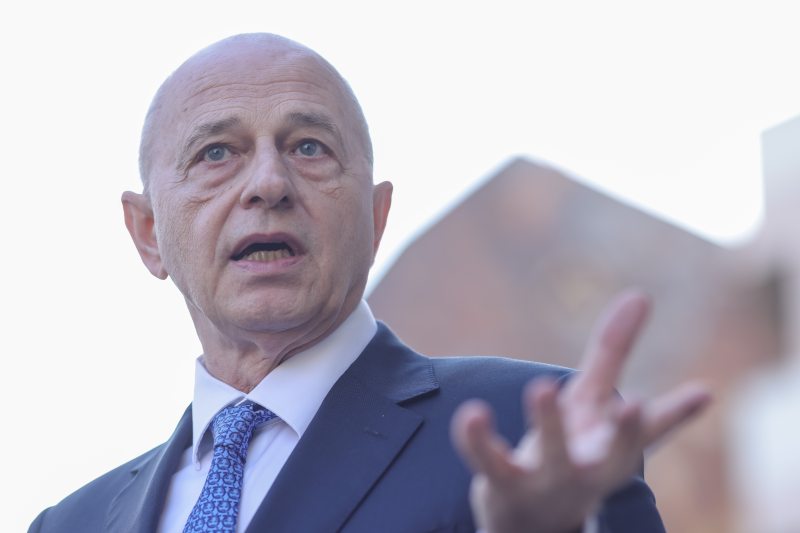 Contre între Mircea Geoană şi Elena Lasconi: „Zece ani înainte cu domnul Băsescu, cel care este modelul dumneavoastră de preşedinte, a fost bine?” / „Domnul Băsescu vă bate şi când nu participă”