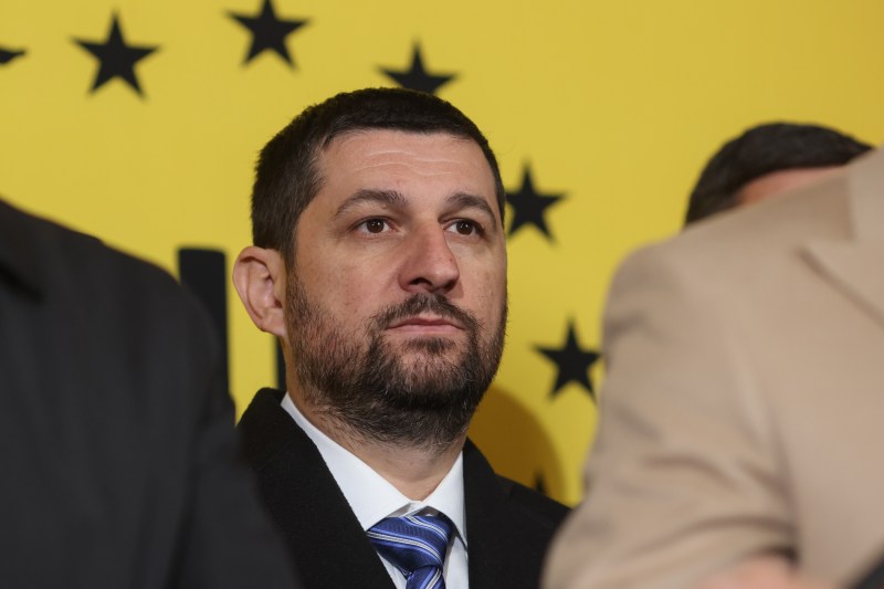 INTERVIU. Explicația AUR pentru „șocul” Georgescu:  tehnologie performantă de boți și troli pe TikTok, folosită întâi de Șoșoacă și care a ajuns apoi la Călin Georgescu