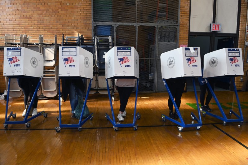 „Selectați pentru a fi sclavi pe plantație”. Cetățenii afro-americani vizați de sms-uri rasiste la doar câteva ore după ce Trump a câștigat alegerile prezidențiale