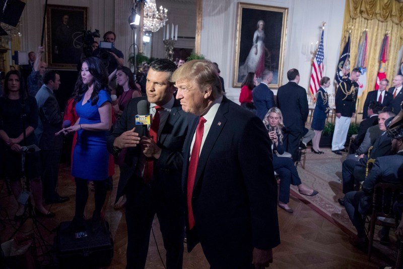 Un jurnalist de la Fox News, Pete Hegseth, va fi şeful Pentagonului în administraţia Trump