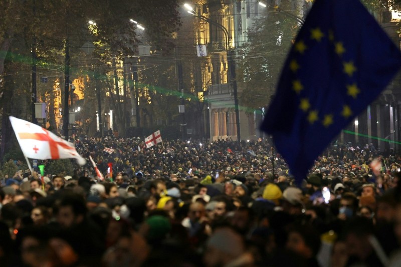 VIDEO Mii de georgieni în stradă pentru a treia seară la rând, după ce guvernul a înghețat negocierile de aderare la UE