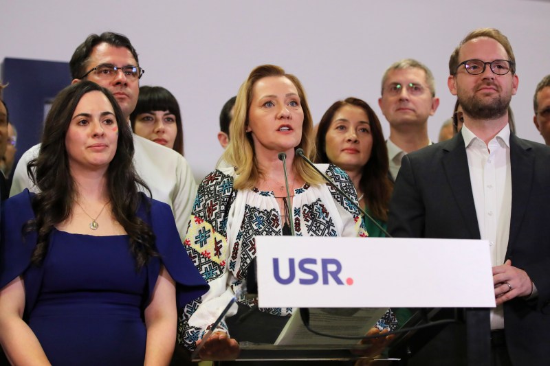 Elena Lasconi și membrii USR, după anunțarea exit-poll-urilor din 1 decembrie. Foto: Inquam Photos / Adriana Neagoe