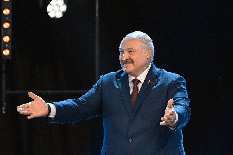 Aleksandr Lukaşenko, de peste 30 de ani în fruntea Belarusului, vrea încă un mandat de preşedinte. Ce contracandidați are