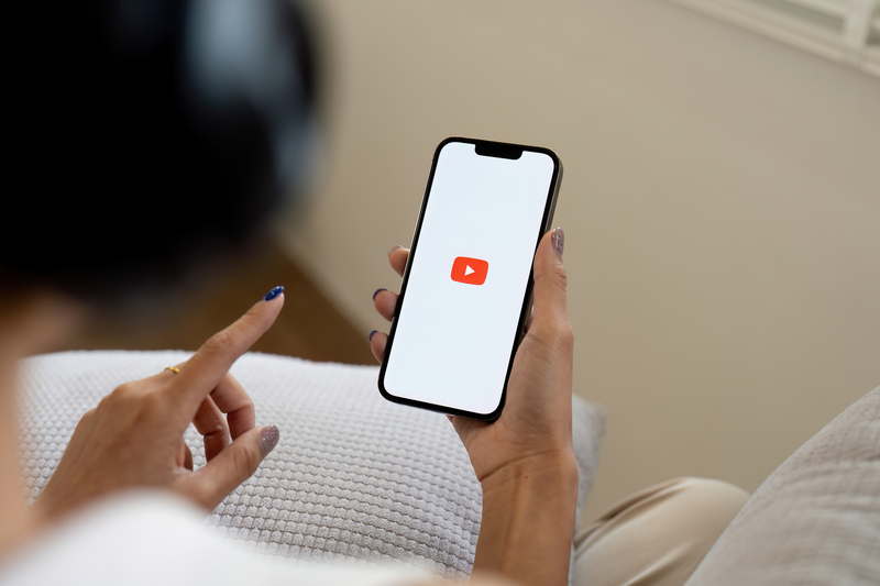 Autoritățile ruse au început blocarea de facto a platformei YouTube: traficul s-a prăbușit cu 80% 