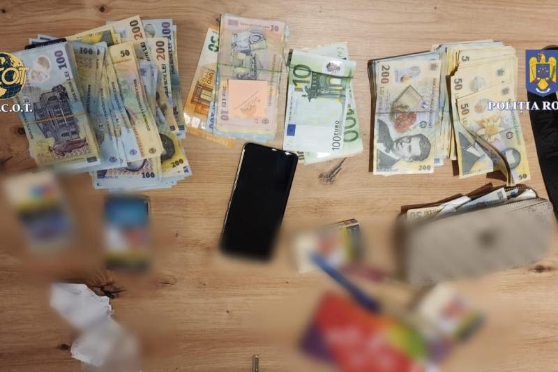 Captură importantă de droguri la Cluj. O rețea de traficanți vindea o gamă largă de substanțe interzise