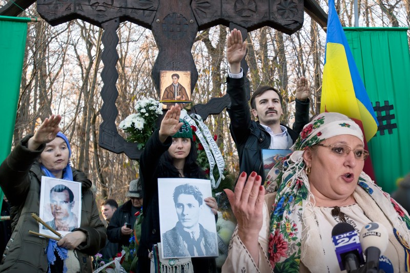 Comemorarea lui Corneliu Zelea Codreanu de la Tâncăbești, cu saluturi naziste: 7 persoane, plasate sub control judiciar