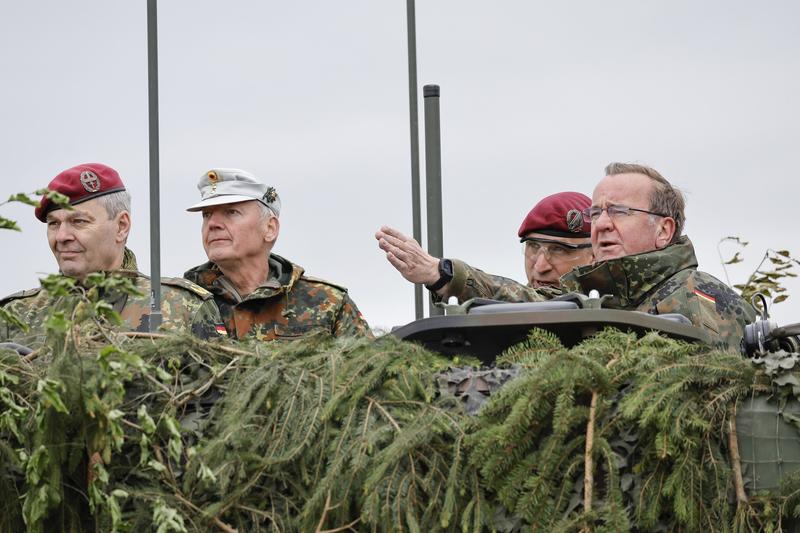 Ministrul german al Apărării, Boris Pistorius, asistă la un exercițiu militar într-un tanc de transport „Boxer”, Bavaria, Hammelburg, 16 mai 2023., Foto: Daniel Löb / DPA / Profimedia