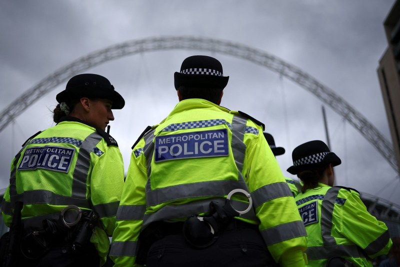 Doi români, arestați și inculpați pentru înjunghierea unui jurnalist iranian la Londra