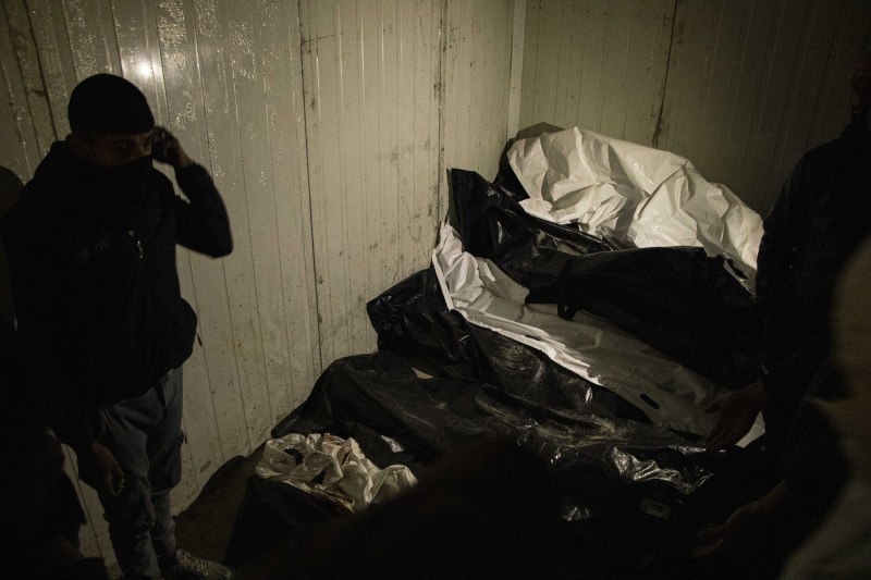 Scene de coșmar în principala închisoare a regimului lui Bashar al-Assad. Sirienii își caută rudele dispărute printre cadavre desfigurate