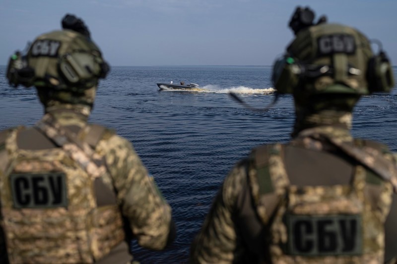 VIDEO „Piloții ruși s-au crezut vânători, dar au devenit pradă”. SBU spune că a atacat Golful Kerci un nou model de dronă maritimă, cu o caracteristică specială