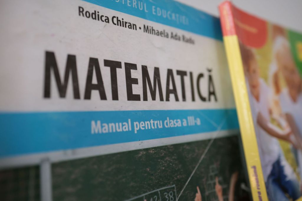 Manuale elevi. Foto: Inquam Photos / George Călin