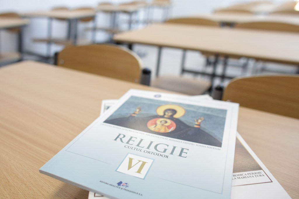 Manual de religie într-o școală din București. Inquam Photos / Octav Ganea