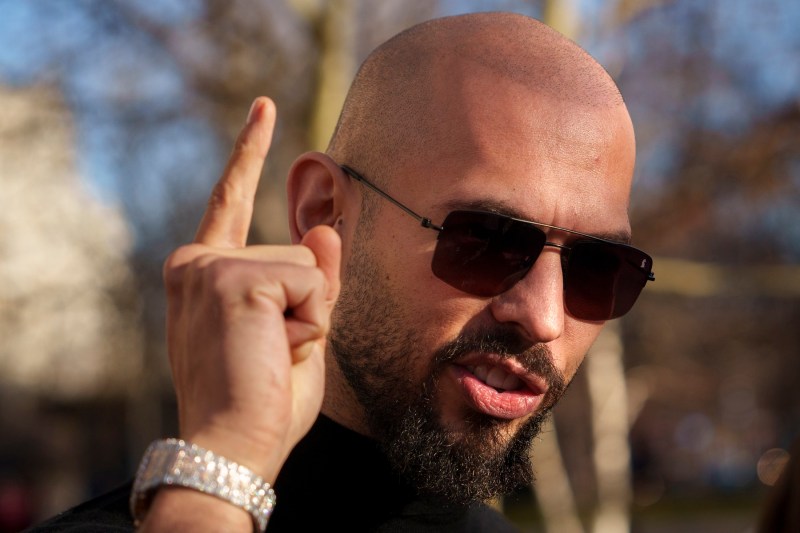 Andrew Tate scapă de arestul la domiciliu în dosarul care vizează exploatarea sexuală a 34 de femei. Măsura, înlocuită cu controlul judiciar