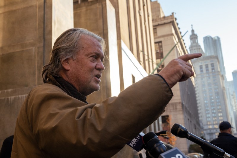 Animozităţi în tabăra lui Trump. Steve Bannon spune că Elon Musk este „rasist” şi „cu adevărat rău” şi promite să-l „doboare” din MAGA