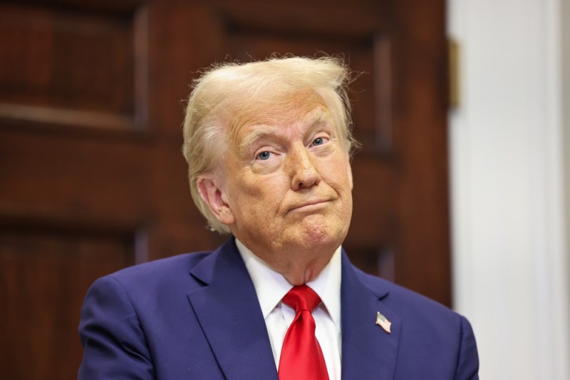 Câte salarii compensatorii vrea să le dea Trump funcţionarilor federali ca să demisioneze. „O ofertă foarte generoasă”