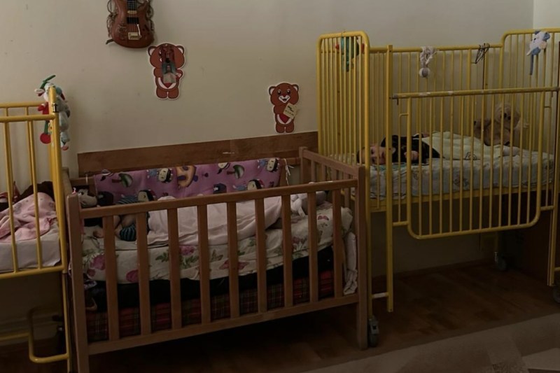 Ce s-a găsit după un control inopinat la centre pentru minori cu dizabilități din Târgu Mureș: Copii încuiați pe dinafară, medicamente expirate și un focar de varicelă