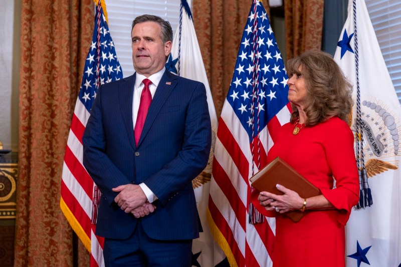 CIA își nuanțează poziția față de originea COVID: Este „mai probabil” să fi scăpat din laborator