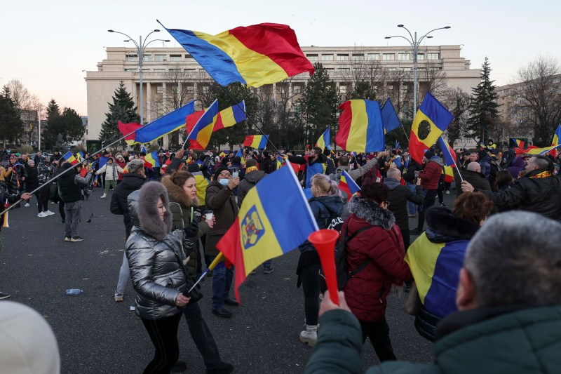 George Simion se află din nou lângă protestatarii din Piața Victoriei. Simpatizanții lui Georgescu au făcut culoar în așteptarea acestuia
