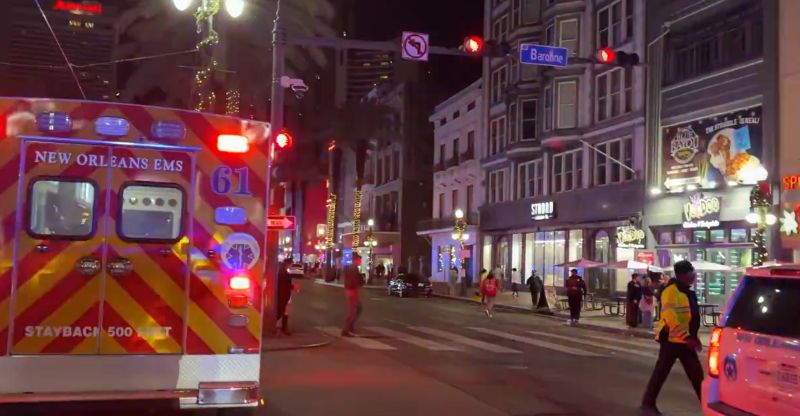 LIVE VIDEO Atac în masă în New Orleans. O mașină a intrat în mulțime, apoi șoferul a început să tragă cu o armă asupra oamenilor 