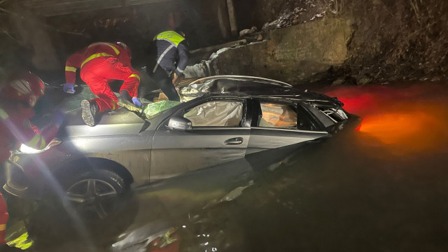 Patru oameni s-au prăbuşit cu maşina într-o râpă adâncă de trei metri, în Satu Mare