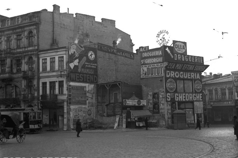 Piața Sfântul Gheorghe, „kilometrul zero” al Bucureștiului. Imagine de-acum aproape 90 de ani, cu mașini, trăsuri și vestita ciocolată „Zamfirescu”