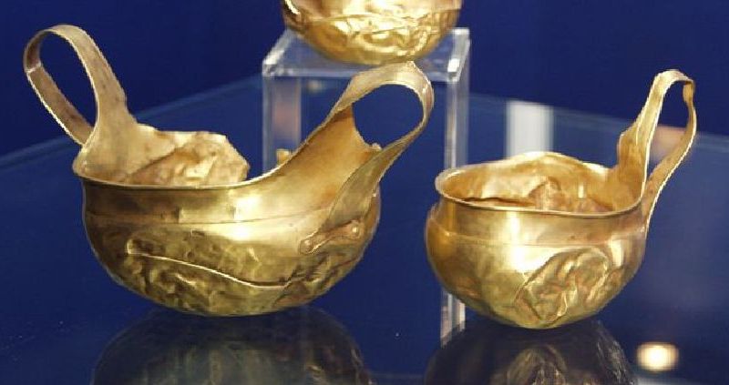 Povestea tezaurului de la Rădeni: Artefacte din aur, vechi de aproape 3.000 de ani, au stat 10 ani pe holurile unei școli din Neamț fără ca nimeni să le cunoască valoarea