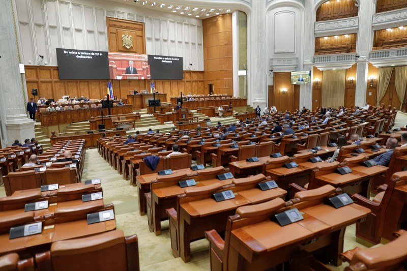 Protest la Camera Deputaților față de concedierile anunțate. „Toate instituțiile au două categorii de angajați: pile și cei care muncesc”