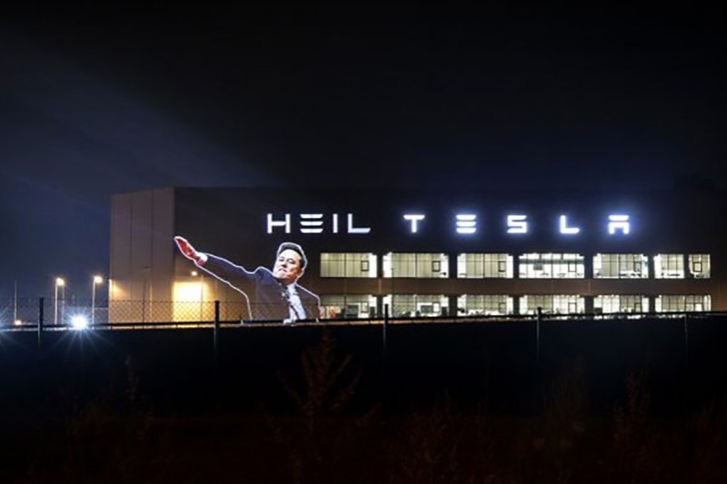 Salutul controversat al lui Musk, proiectat pe fabrica Tesla din Berlin. „Cumpărați o Tesla, susțineți fascismul!”