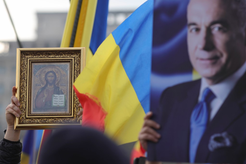 Susținători ai lui Călin Georgescu participă la un miting de protest în dreptul sediului Curții Constituționale din București, 10 ianuarie 2025. Inquam Photos / Octav Ganea