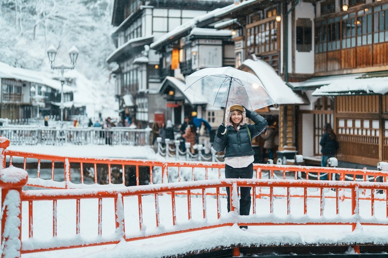 Sătul de valul de turiști care se ceartă pentru „cea mai bună fotografie”, un oraș celebru din Japonia impune restricții: „Au existat momente în care oamenii aproape au căzut în râu”