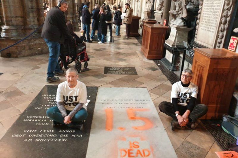 VIDEO Activiști de mediu au vandalizat mormântul lui Charles Darwin din Westminster Abbey: „S-ar răsuci în mormânt”