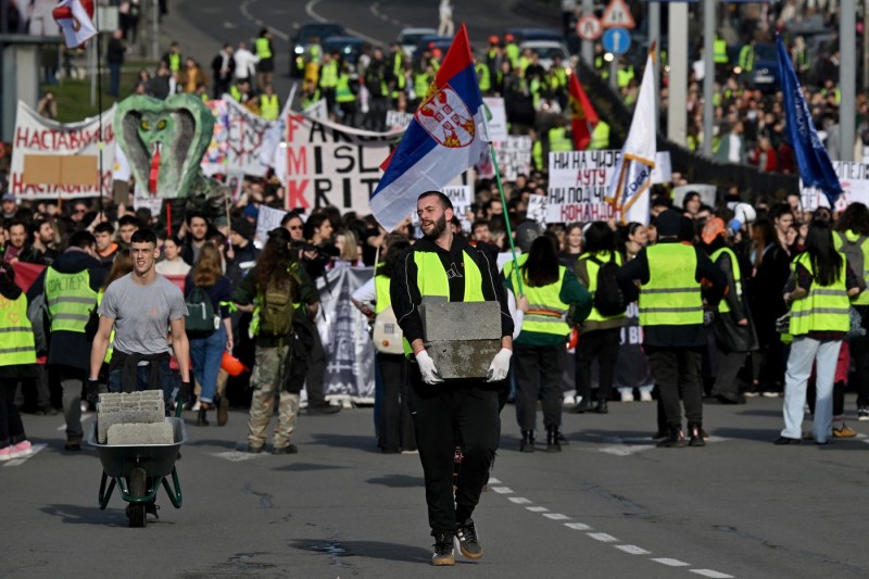 VIDEO Continuă valul de proteste în Serbia. Studenții au blocat un nod rutier major din Belgrad