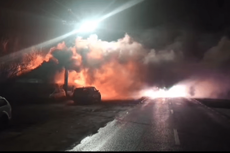 VIDEO Incendiu puternic în Crevedia, în apropierea stației GPL care a explodat în 2023. A fost emis mesaj RO-Alert