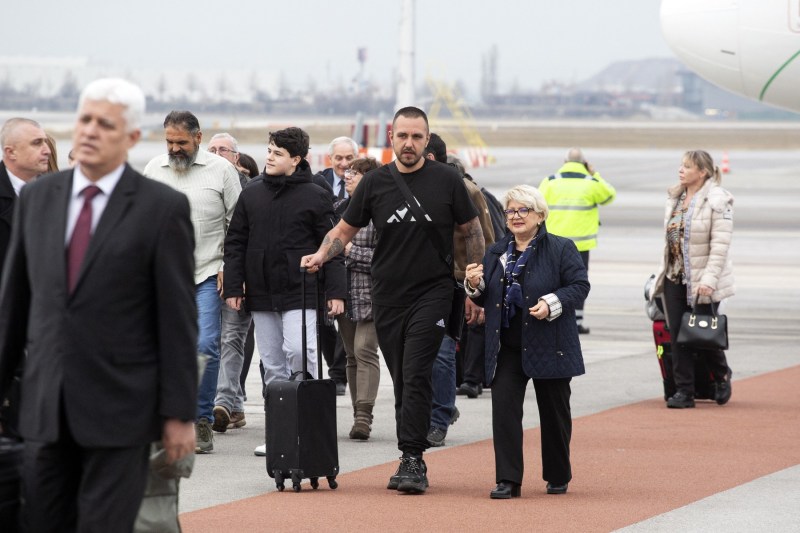 VIDEO Marinarul din România, eliberat după ce fost ținut captiv peste un an de rebelii Houthi, a ajuns la Sofia / Ciolacu s-a filmat, pe TikTok, vorbind cu el