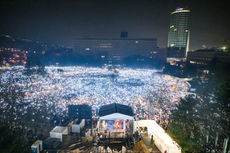 VIDEO Protest de amploare la Bratislava împotriva politicii pro-ruse a premierului slovac, Robert Fico: „Suntem Europa”