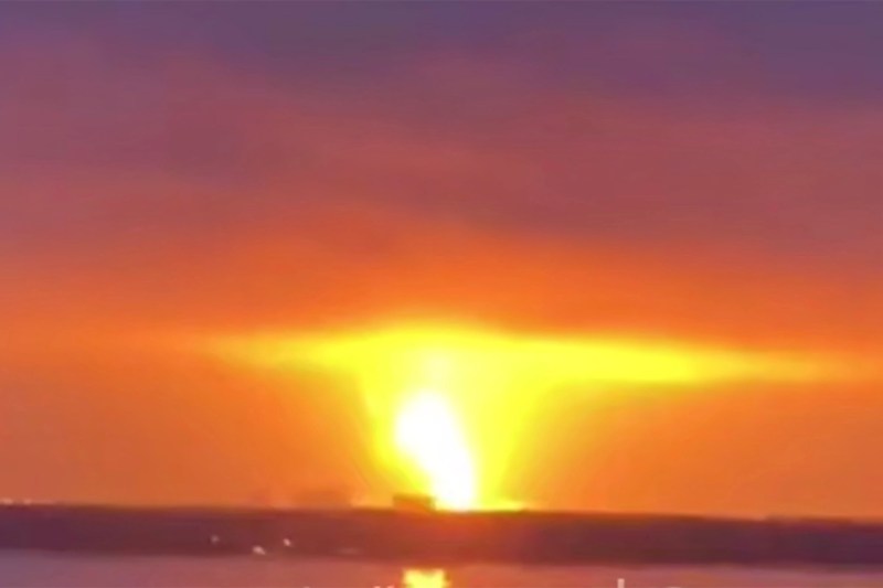 VIDEO Rușii încă se luptă cu incendiul după ce ucrainenii au lovit acum trei zile depozitul de carburanți al bazei Engels-2 / Doi pompieri au murit