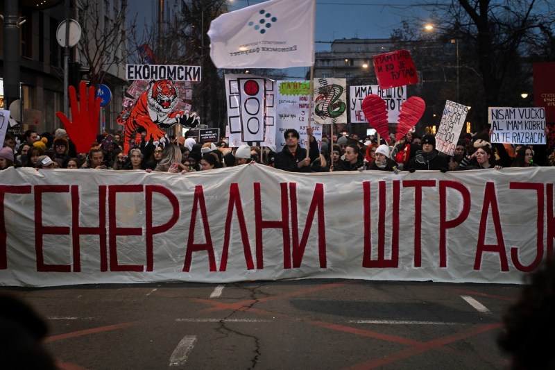 VIDEO Studentă lovită de o maşină care a intrat în mulțime, în timpul unui protest antiguvernamental la Belgrad