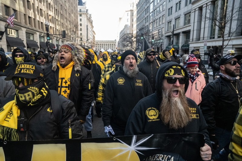 Zeci de „Proud Boys” au mărșăluit la Washington. Ce i-au cerut lui Trump
