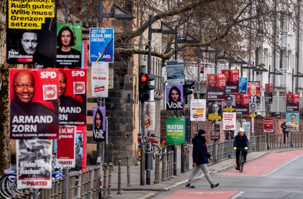 Afișaj electoral în centrul Frankfurt, 20 februarie 2025. Foto: Michael Probst / AP / Profimedia