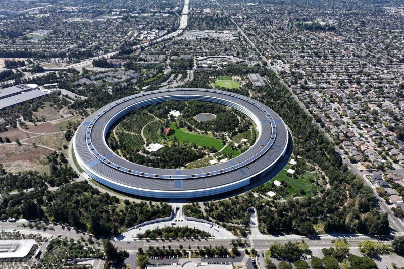 Apple anunță investiții de 500 miliarde dolari în SUA și va deschide o fabrică de servere în Texas