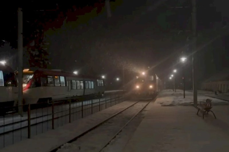 Aventuri cu trenul de la București la Ploiești. La Periș, un tren s-a stricat în câmp, a venit altul să-l tragă. Conductorul, nervos: Troacă defectă pe șine!