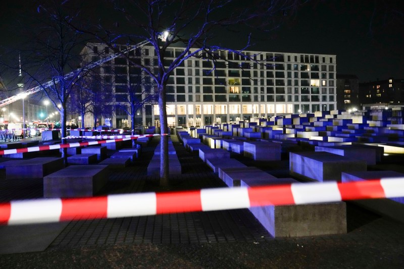 Bărbat atacat și rănit grav la Memorialul Holocaustului din Berlin