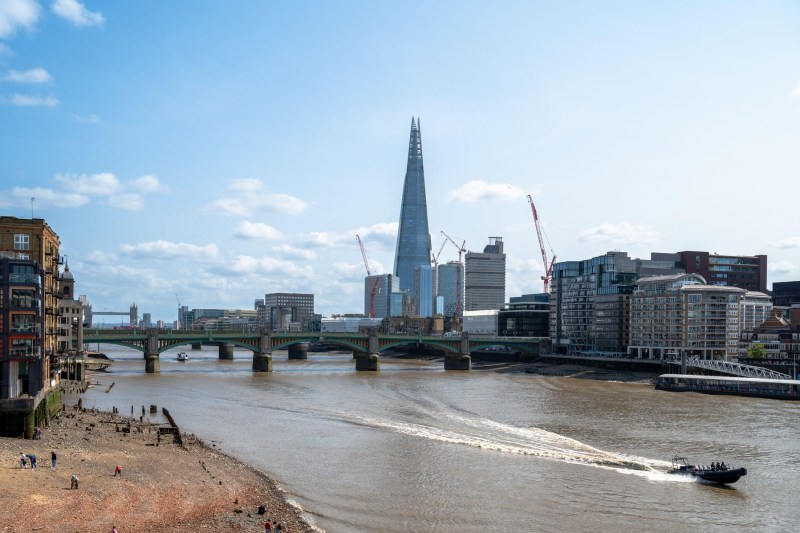 Cercetătorii au descoperit sute de rămășițe umane în Tamisa, dar nu pot spune cum au ajuns acolo. Ce ipoteze iau în calcul