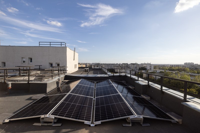 Cum putem deveni prosumatori chiar dacă locuim la bloc / România are peste 4.200 de hectare de acoperișuri disponibile pentru panouri fotovoltaice