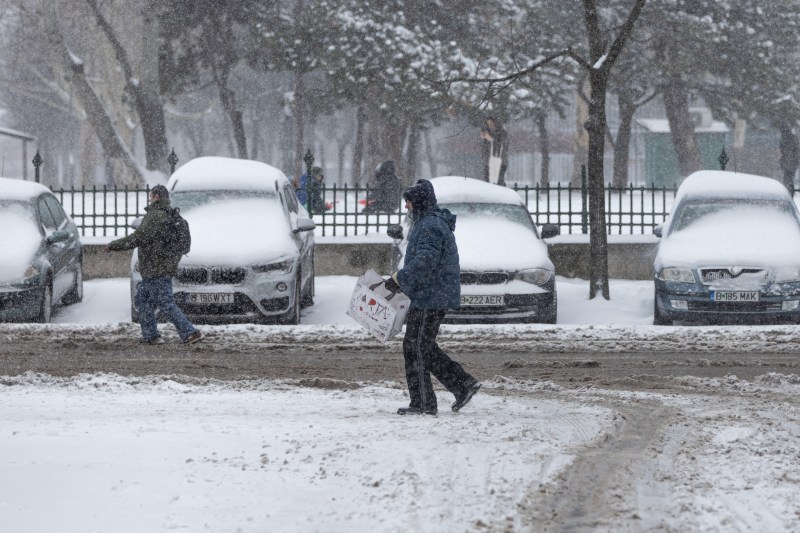 Cum se circulă în Capitală și în mai multe județe acoperite în ultimele zile de zăpadă