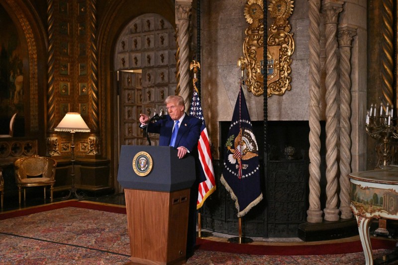 Donald Trump își continuă, vorbind despre el la persoana a treia, războiul împotriva AP: „Îi vom ține afară. Așa merge viața”