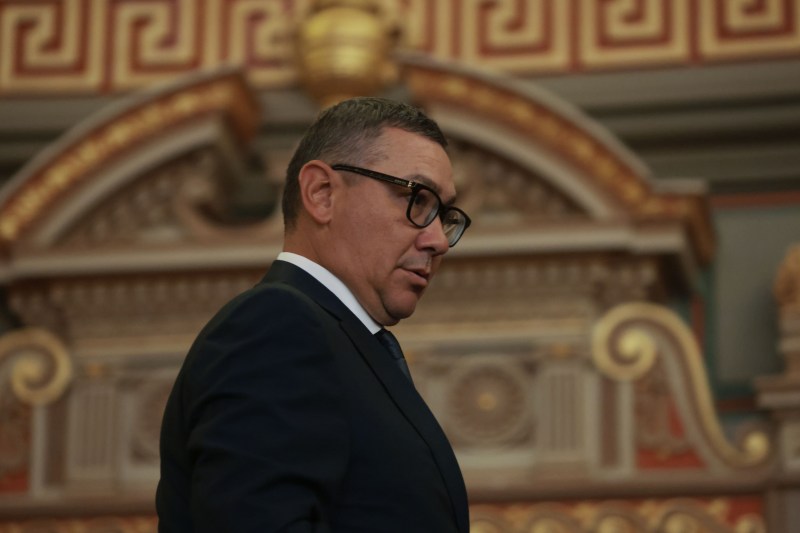 După ce Georgescu a fost ridicat și dus la audieri, Victor Ponta amintește de episodul „Tony Blair”: «Moștenitorii» lui Iohannis vor să păstreze puterea împotriva voinței poporului